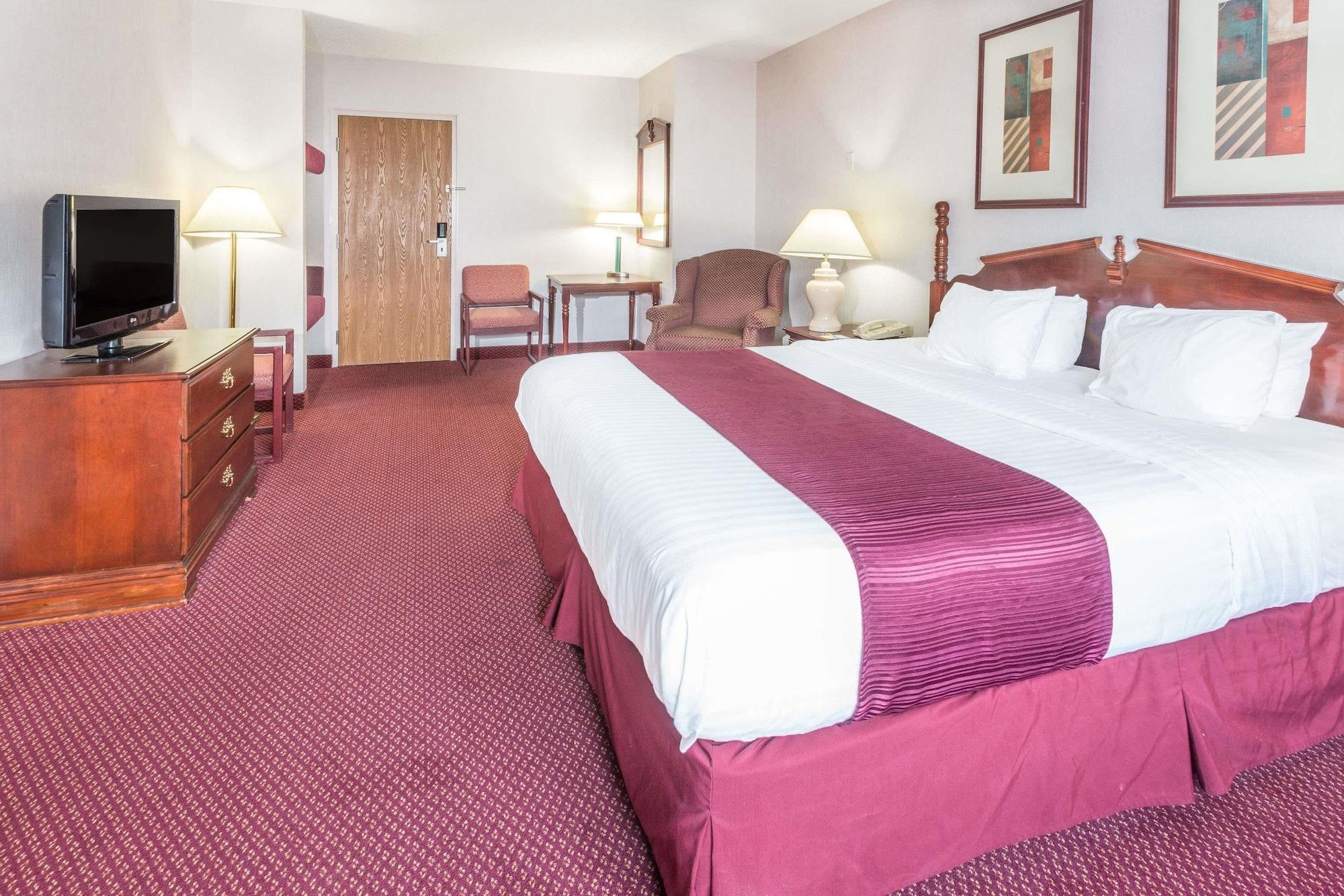 Days Inn By Wyndham Tiffin Buitenkant foto
